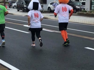 鶴ヶ城マラソンで宣伝する「おむすび」と「柿」❷